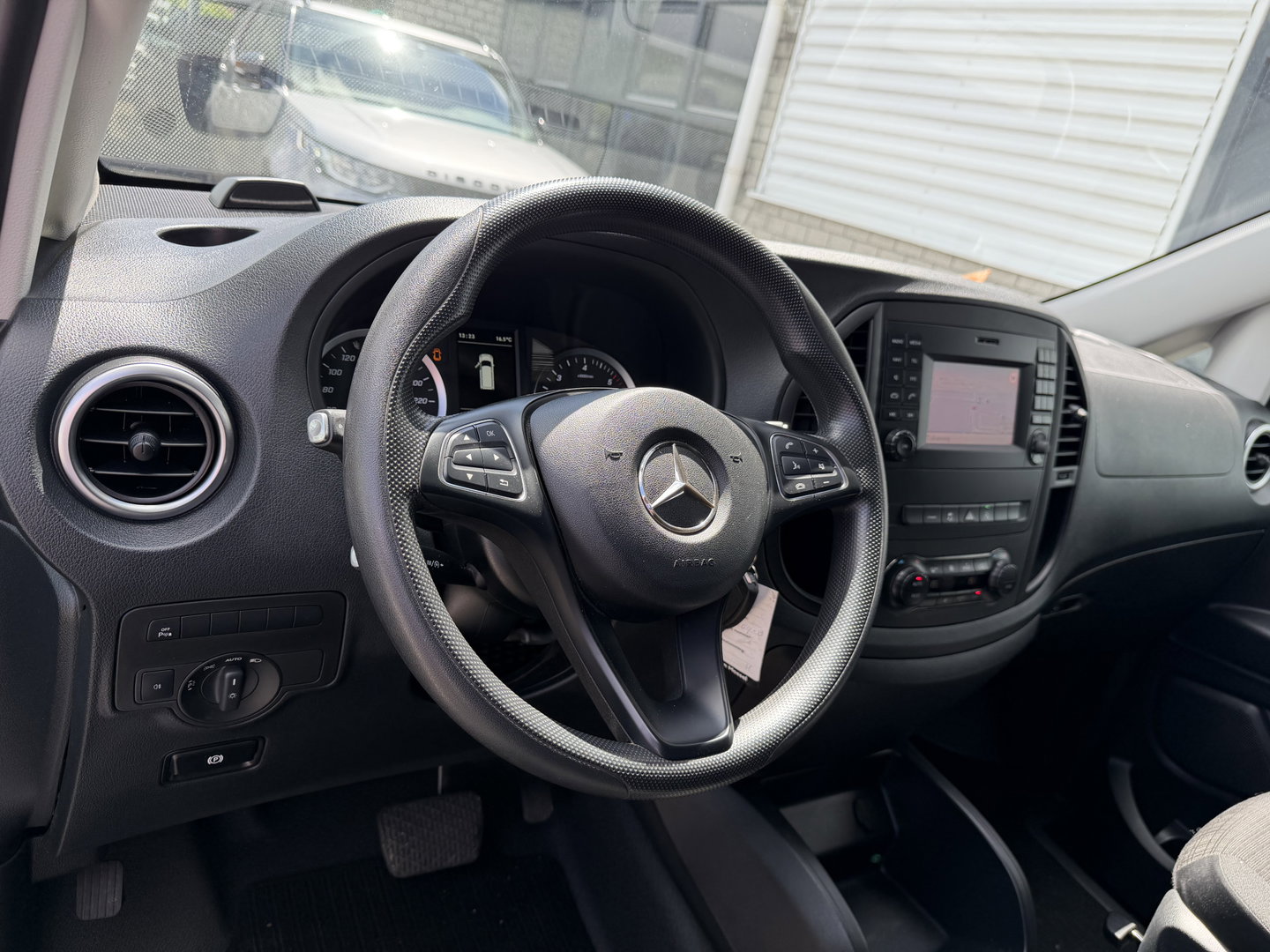 Mercedes-Benz Vito 114 CDI automaat Lang L2H1 / vaste prijs rijklaar € 24.950 ex btw / euro 6 / bpm vrij / lease vanaf € / trekhaak / airco / cruise / navigatie / camera / lichtmetalen velgen !