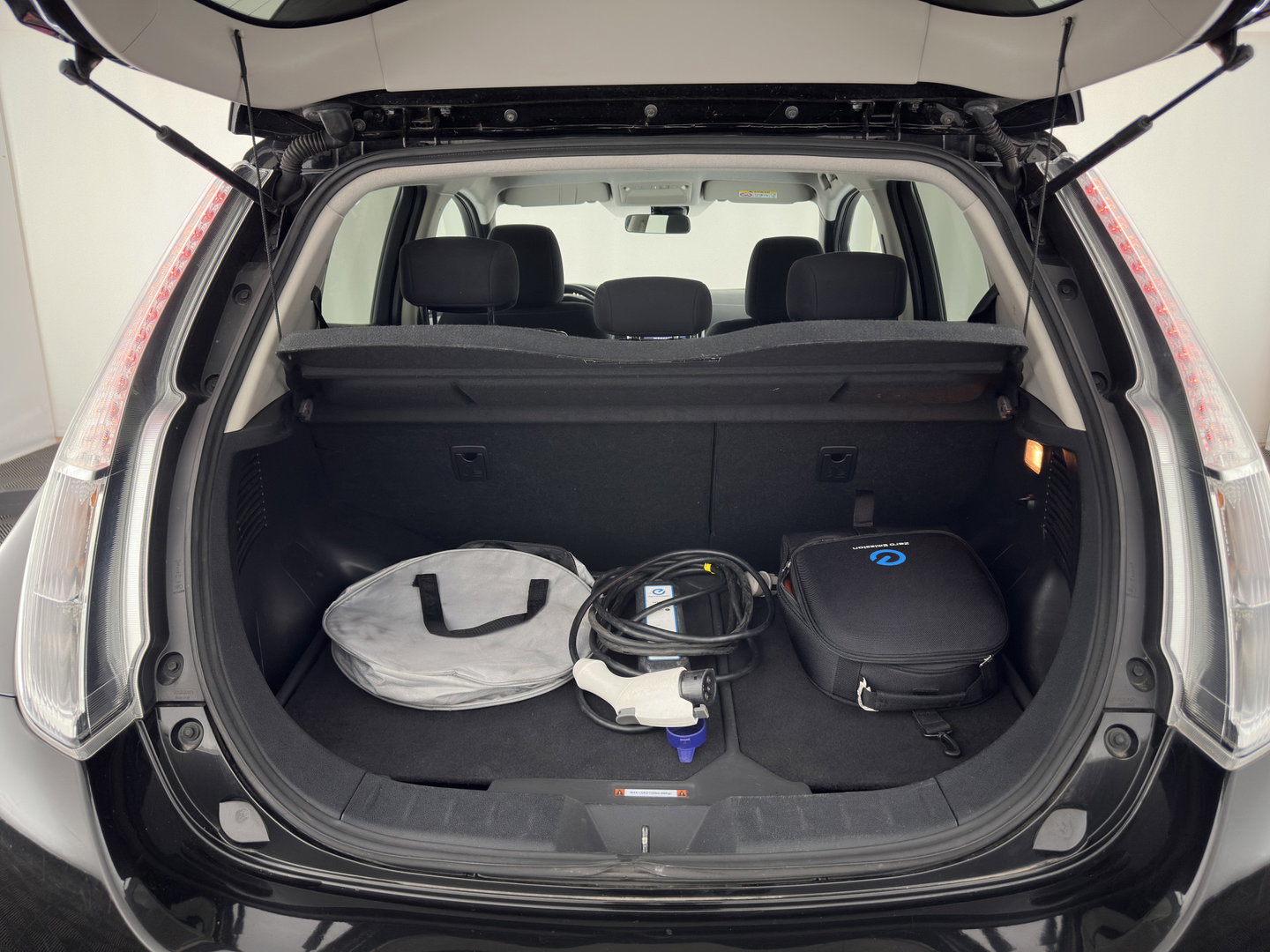Nissan Leaf Tekna 24 kWh (Incl-Battery){Soh-75%} Aut. *HEATPUMP | VELOURS | DIGI-COCKPIT | CRUISE | NAVI-FULLMAP | HEATED-COMFORTSEATS | PDC | ECC | PRIVACY-GLASS | CAMERA | 17"ALU*