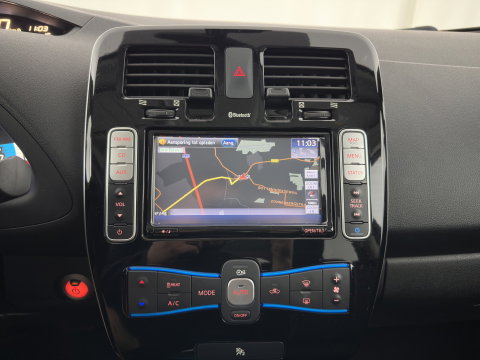 Nissan Leaf Tekna 24 kWh (Incl-Battery){Soh-75%} Aut. *HEATPUMP | VELOURS | DIGI-COCKPIT | CRUISE | NAVI-FULLMAP | HEATED-COMFORTSEATS | PDC | ECC | PRIVACY-GLASS | CAMERA | 17"ALU*