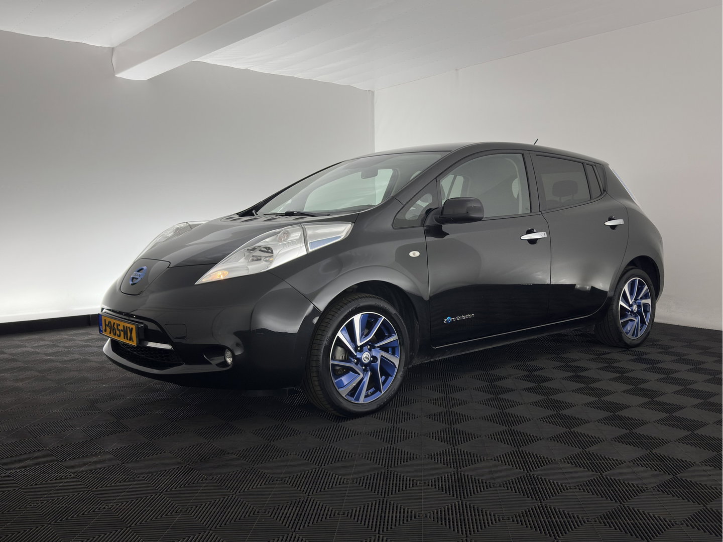 Nissan Leaf Tekna 24 kWh (Incl-Battery){Soh-75%} Aut. *HEATPUMP | VELOURS | DIGI-COCKPIT | CRUISE | NAVI-FULLMAP | HEATED-COMFORTSEATS | PDC | ECC | PRIVACY-GLASS | CAMERA | 17"ALU*