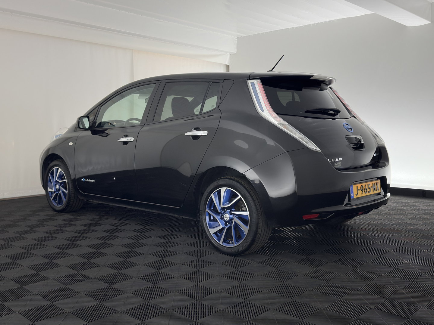 Nissan Leaf Tekna 24 kWh (Incl-Battery){Soh-75%} Aut. *HEATPUMP | VELOURS | DIGI-COCKPIT | CRUISE | NAVI-FULLMAP | HEATED-COMFORTSEATS | PDC | ECC | PRIVACY-GLASS | CAMERA | 17"ALU*