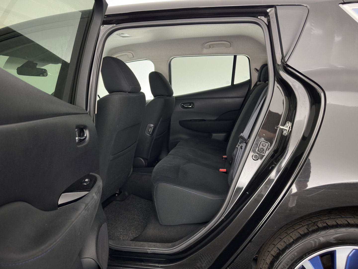 Nissan Leaf Tekna 24 kWh (Incl-Battery){Soh-75%} Aut. *HEATPUMP | VELOURS | DIGI-COCKPIT | CRUISE | NAVI-FULLMAP | HEATED-COMFORTSEATS | PDC | ECC | PRIVACY-GLASS | CAMERA | 17"ALU*