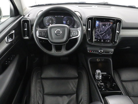 Volvo XC40 1.5 T5 Recharge Inscription | SOH 89,7% | Panoramadak | Leder | 360 Camera | Trekhaak | Stoelverwarming | Adaptive cruise | Memory | Carplay | Navigatie | Keyless | Full LED | Parkeerhulp | PHEV | Plug In