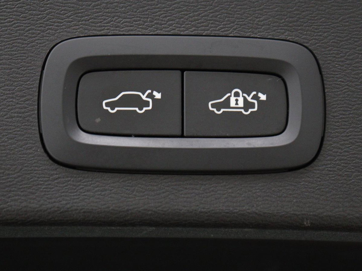 Volvo XC40 1.5 T5 Recharge Inscription | SOH 89,7% | Panoramadak | Leder | 360 Camera | Trekhaak | Stoelverwarming | Adaptive cruise | Memory | Carplay | Navigatie | Keyless | Full LED | Parkeerhulp | PHEV | Plug In