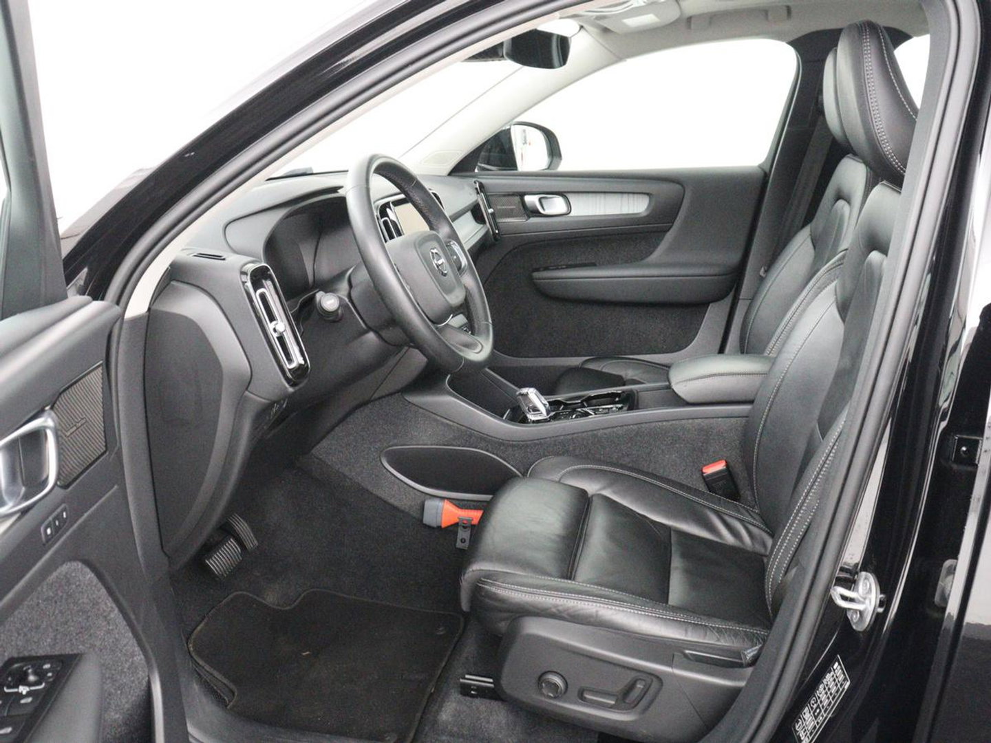 Volvo XC40 1.5 T5 Recharge Inscription | SOH 89,7% | Panoramadak | Leder | 360 Camera | Trekhaak | Stoelverwarming | Adaptive cruise | Memory | Carplay | Navigatie | Keyless | Full LED | Parkeerhulp | PHEV | Plug In