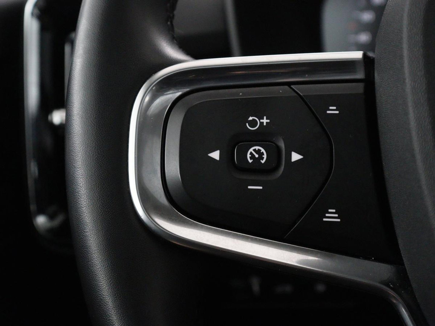 Volvo XC40 1.5 T5 Recharge Inscription | SOH 89,7% | Panoramadak | Leder | 360 Camera | Trekhaak | Stoelverwarming | Adaptive cruise | Memory | Carplay | Navigatie | Keyless | Full LED | Parkeerhulp | PHEV | Plug In