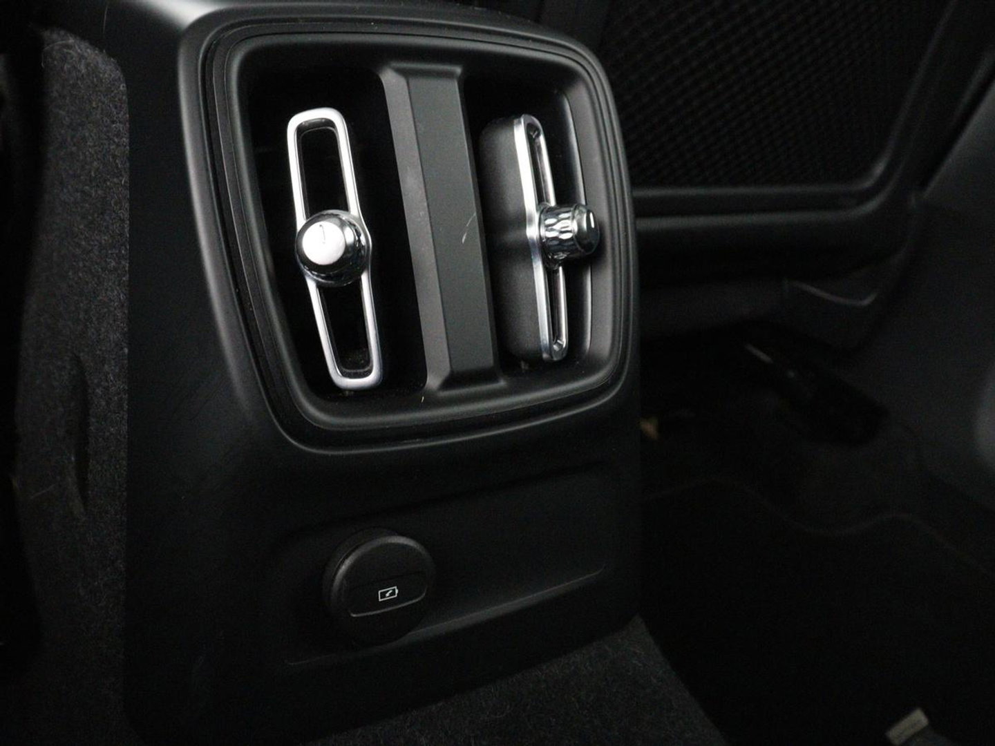 Volvo XC40 1.5 T5 Recharge Inscription | SOH 89,7% | Panoramadak | Leder | 360 Camera | Trekhaak | Stoelverwarming | Adaptive cruise | Memory | Carplay | Navigatie | Keyless | Full LED | Parkeerhulp | PHEV | Plug In