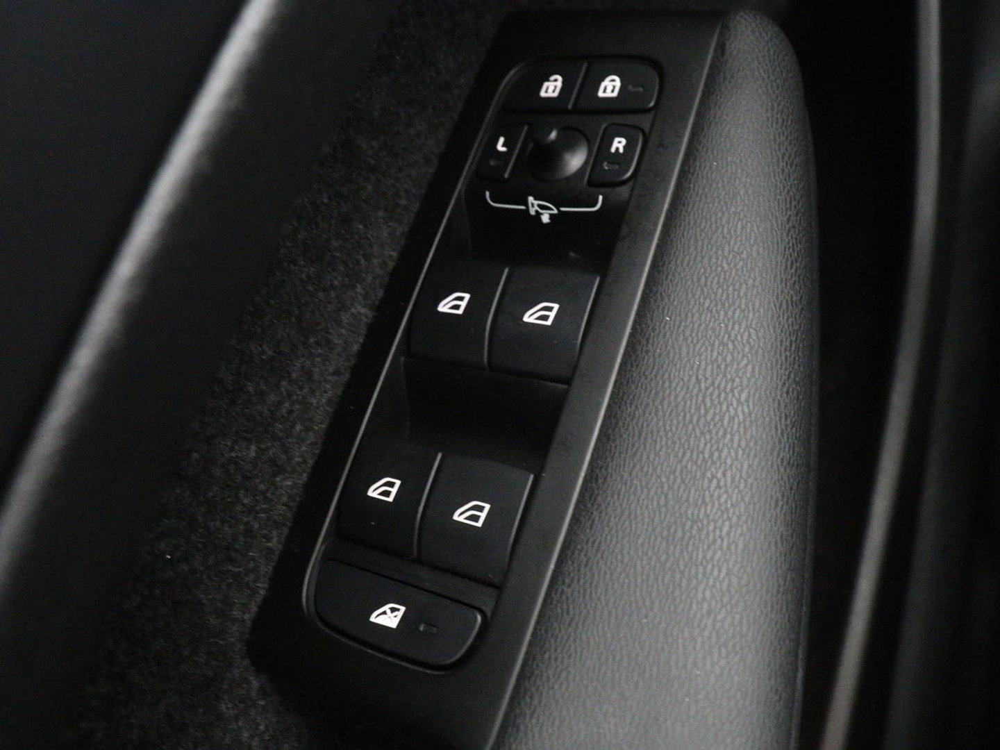 Volvo XC40 1.5 T5 Recharge Inscription | SOH 89,7% | Panoramadak | Leder | 360 Camera | Trekhaak | Stoelverwarming | Adaptive cruise | Memory | Carplay | Navigatie | Keyless | Full LED | Parkeerhulp | PHEV | Plug In