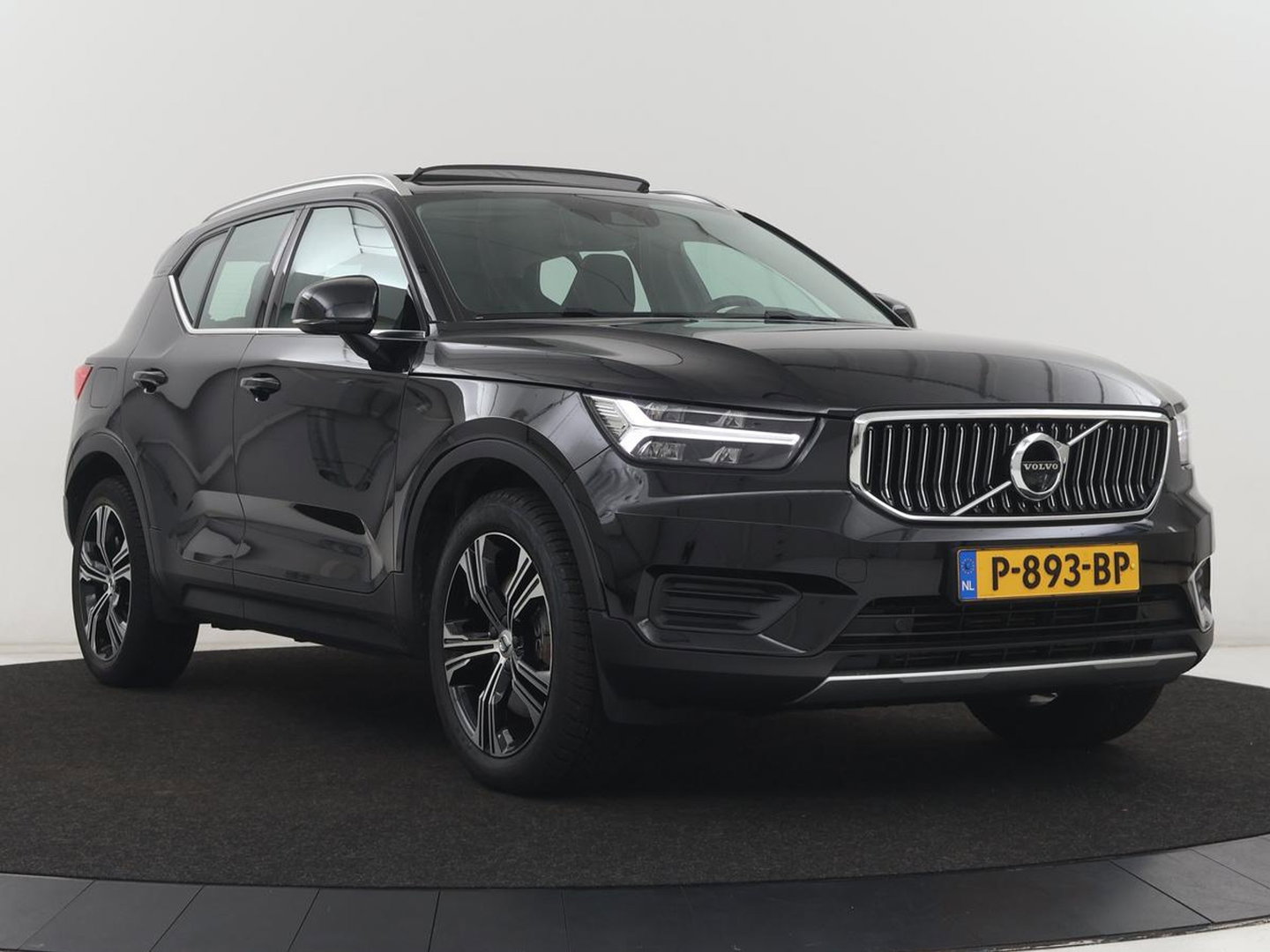 Volvo XC40 1.5 T5 Recharge Inscription | SOH 89,7% | Panoramadak | Leder | 360 Camera | Trekhaak | Stoelverwarming | Adaptive cruise | Memory | Carplay | Navigatie | Keyless | Full LED | Parkeerhulp | PHEV | Plug In