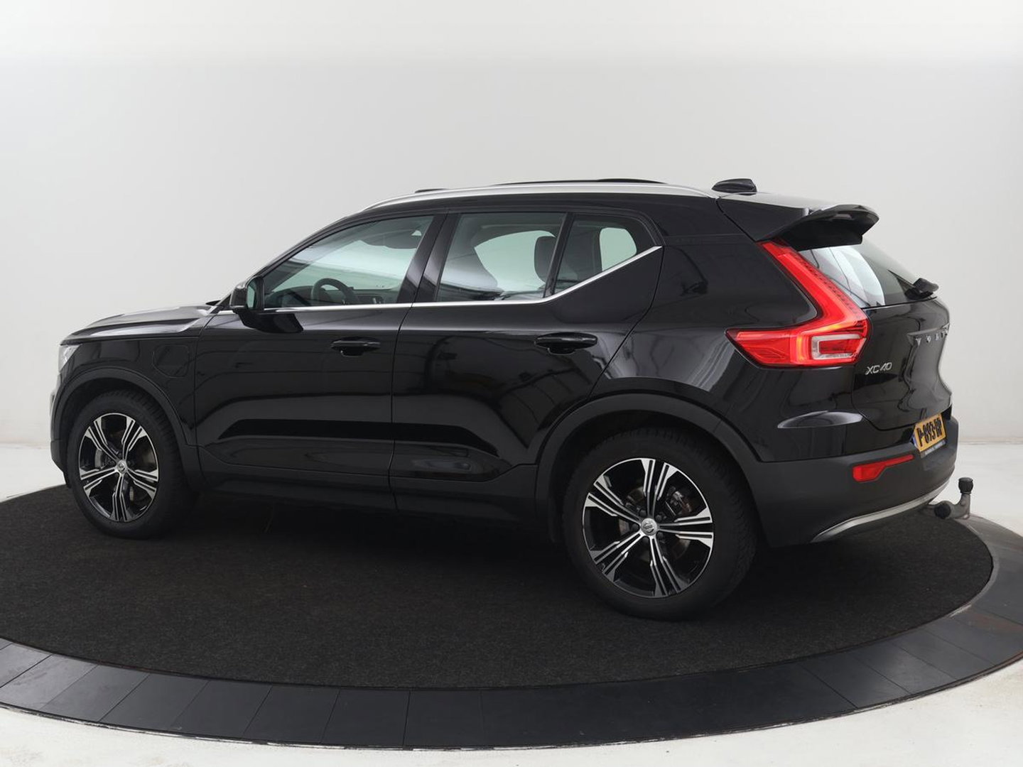Volvo XC40 1.5 T5 Recharge Inscription | SOH 89,7% | Panoramadak | Leder | 360 Camera | Trekhaak | Stoelverwarming | Adaptive cruise | Memory | Carplay | Navigatie | Keyless | Full LED | Parkeerhulp | PHEV | Plug In