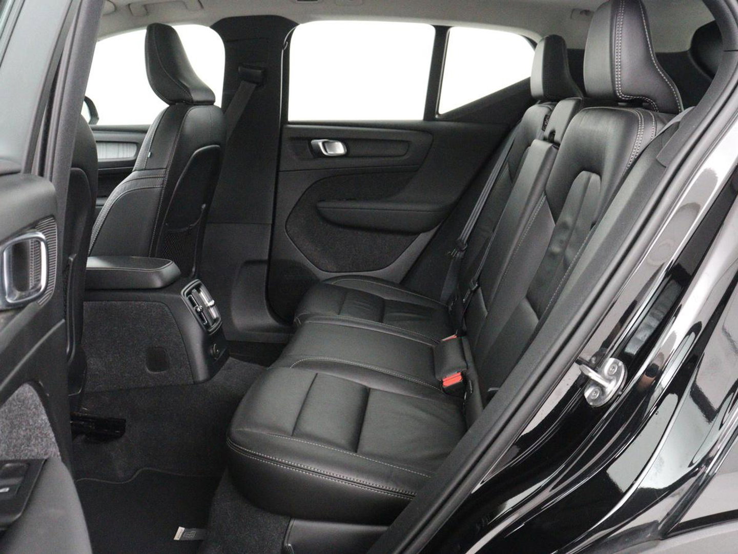 Volvo XC40 1.5 T5 Recharge Inscription | SOH 89,7% | Panoramadak | Leder | 360 Camera | Trekhaak | Stoelverwarming | Adaptive cruise | Memory | Carplay | Navigatie | Keyless | Full LED | Parkeerhulp | PHEV | Plug In