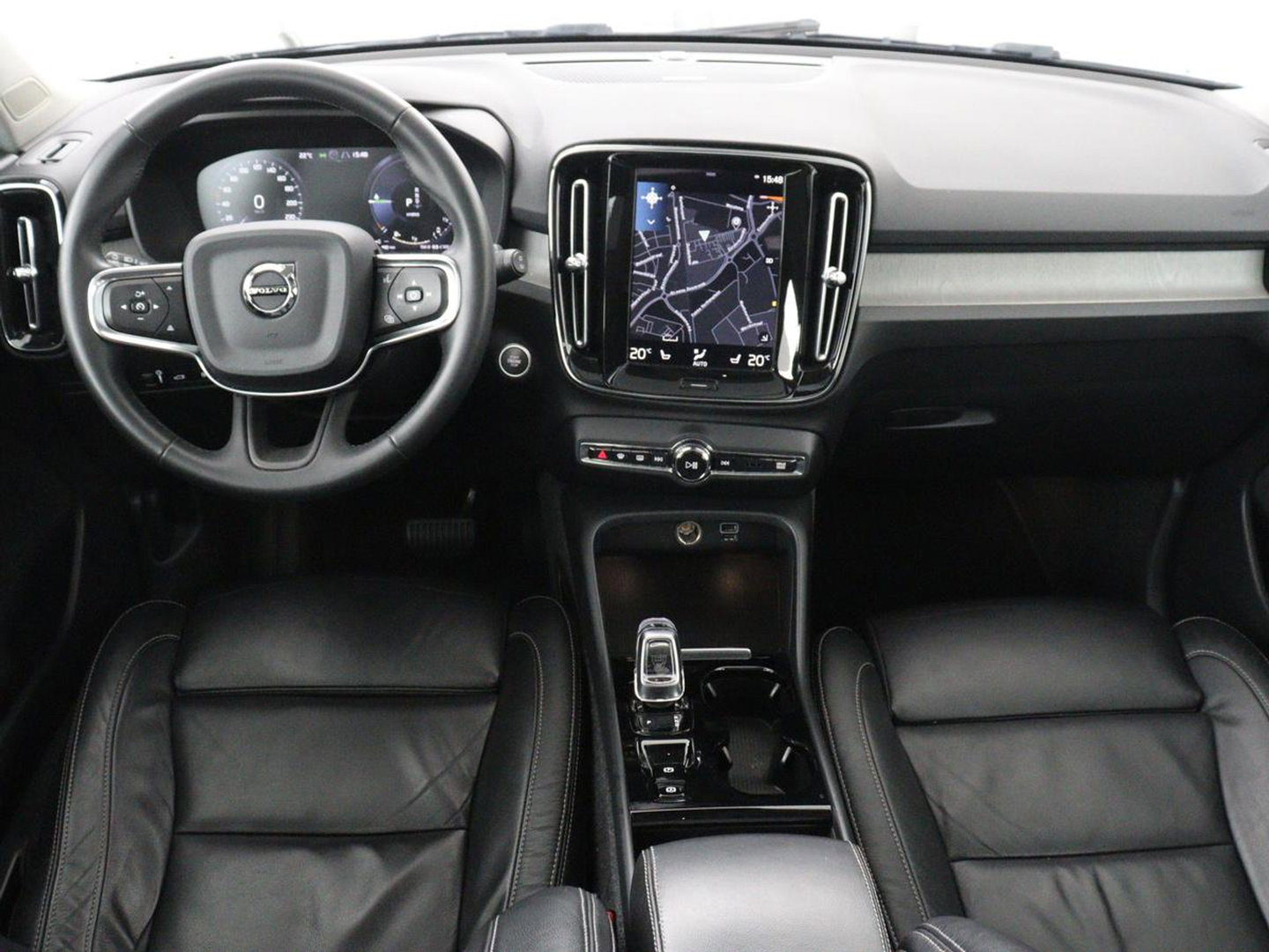 Volvo XC40 1.5 T5 Recharge Inscription | SOH 89,7% | Panoramadak | Leder | 360 Camera | Trekhaak | Stoelverwarming | Adaptive cruise | Memory | Carplay | Navigatie | Keyless | Full LED | Parkeerhulp | PHEV | Plug In