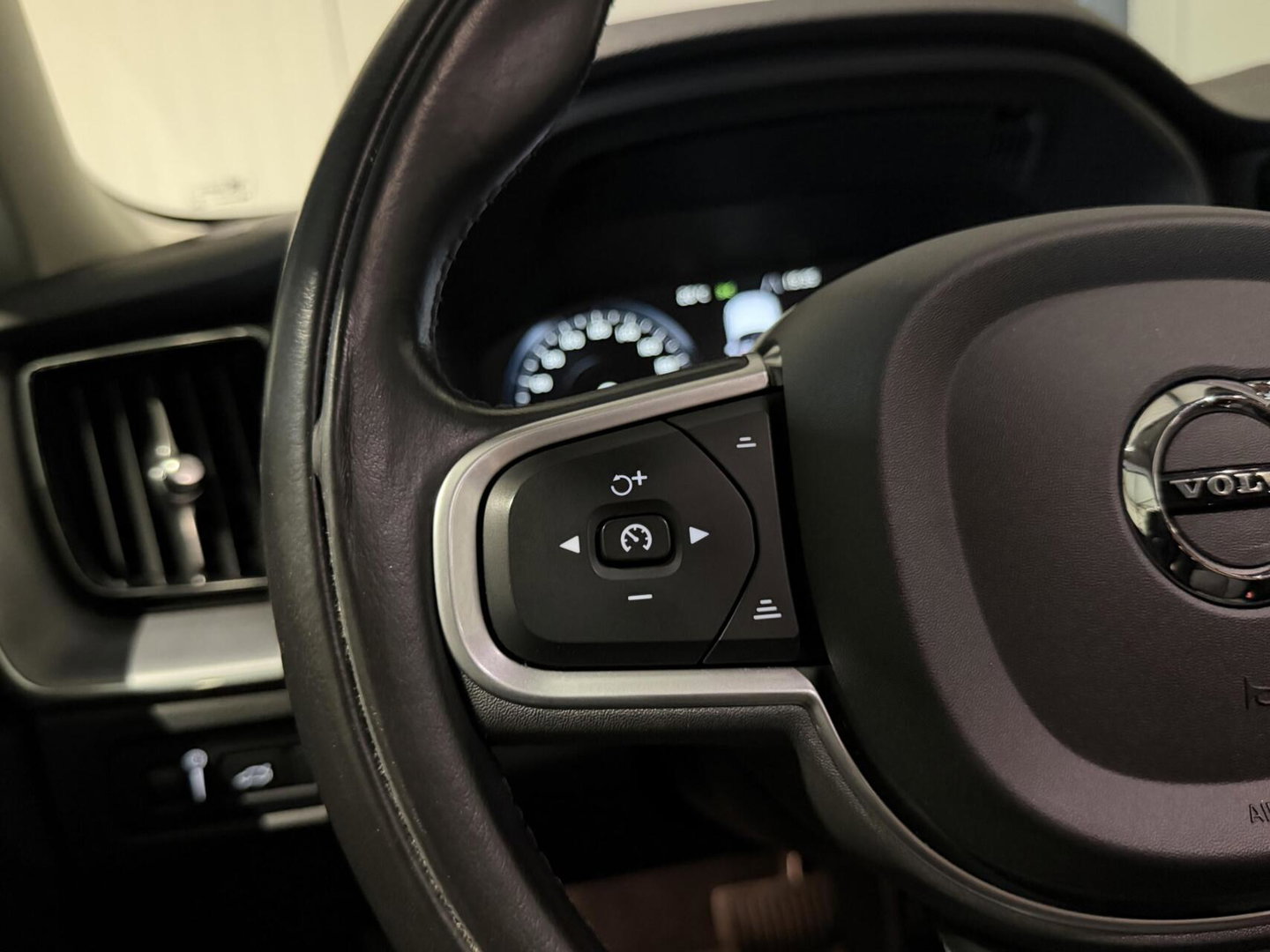 Volvo XC60 2.0 Recharge T6 AWD Pano H&K Leer Camera SOH 90%