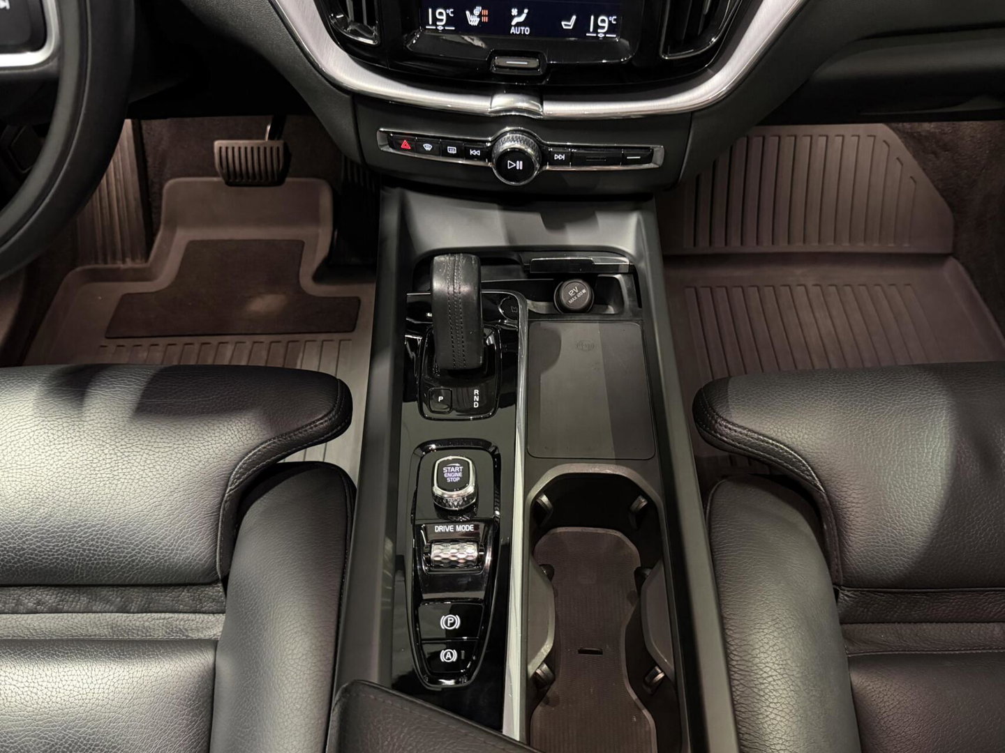 Volvo XC60 2.0 Recharge T6 AWD Pano H&K Leer Camera SOH 90%