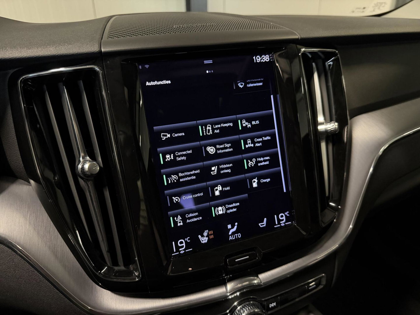 Volvo XC60 2.0 Recharge T6 AWD Pano H&K Leer Camera SOH 90%