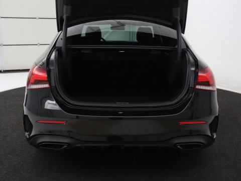 Mercedes-Benz A-Klasse 200 Business Solution AMG | Stoelverwarming | Carplay | Leder/Alcantara | Camera | Sfeerverlichting | Park Assist | Climate control | Full LED | Bluetooth | Cruise control