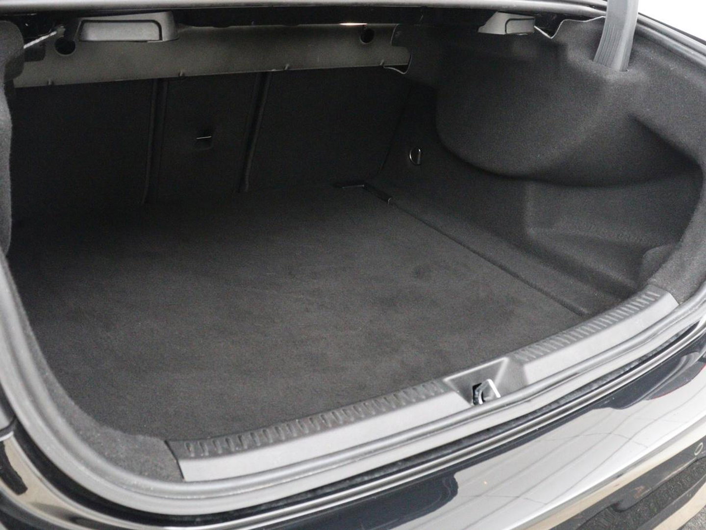 Mercedes-Benz A-Klasse 200 Business Solution AMG | Stoelverwarming | Carplay | Leder/Alcantara | Camera | Sfeerverlichting | Park Assist | Climate control | Full LED | Bluetooth | Cruise control