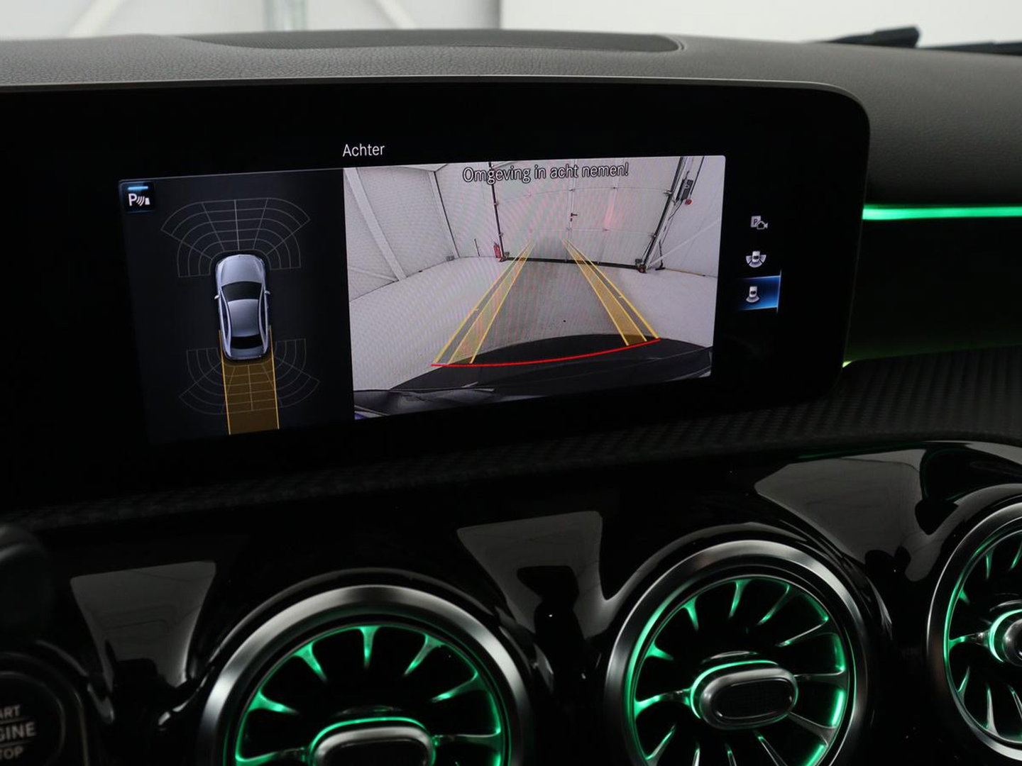 Mercedes-Benz A-Klasse 200 Business Solution AMG | Stoelverwarming | Carplay | Leder/Alcantara | Camera | Sfeerverlichting | Park Assist | Climate control | Full LED | Bluetooth | Cruise control