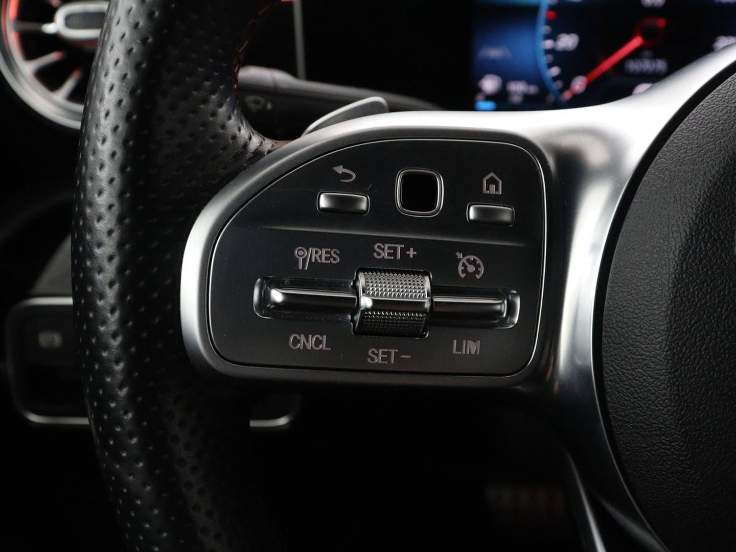 Mercedes-Benz A-Klasse 200 Business Solution AMG | Stoelverwarming | Carplay | Leder/Alcantara | Camera | Sfeerverlichting | Park Assist | Climate control | Full LED | Bluetooth | Cruise control