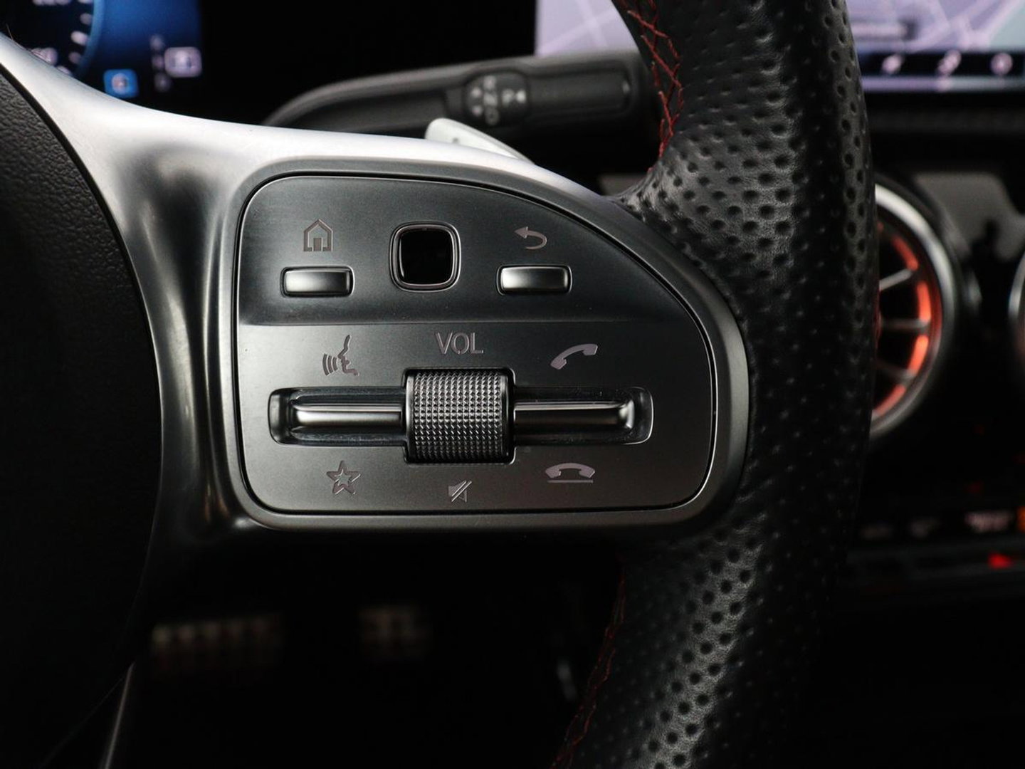 Mercedes-Benz A-Klasse 200 Business Solution AMG | Stoelverwarming | Carplay | Leder/Alcantara | Camera | Sfeerverlichting | Park Assist | Climate control | Full LED | Bluetooth | Cruise control