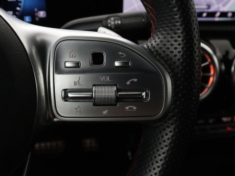 Mercedes-Benz A-Klasse 200 Business Solution AMG | Stoelverwarming | Carplay | Leder/Alcantara | Camera | Sfeerverlichting | Park Assist | Climate control | Full LED | Bluetooth | Cruise control