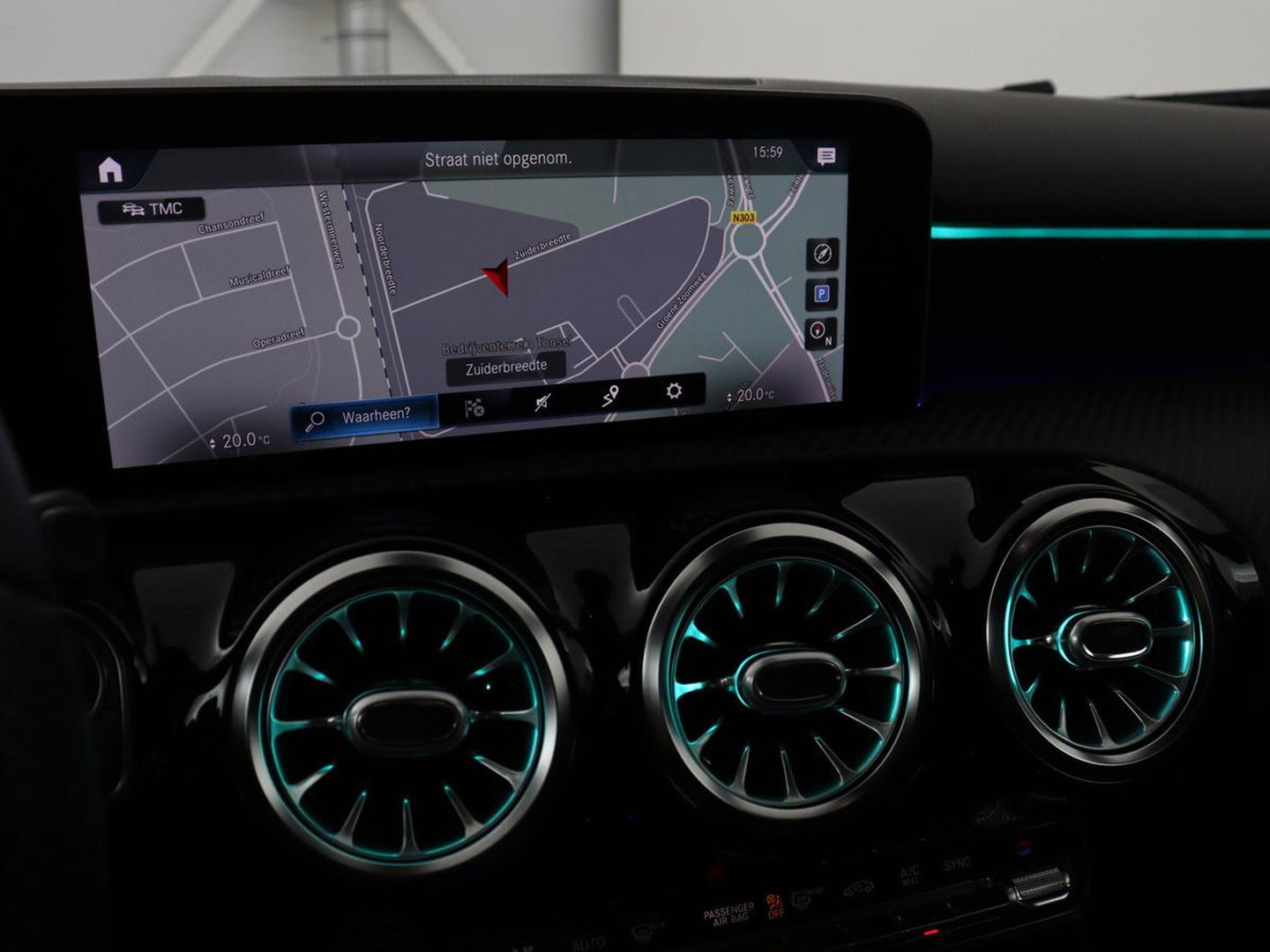 Mercedes-Benz A-Klasse 200 Business Solution AMG | Stoelverwarming | Carplay | Leder/Alcantara | Camera | Sfeerverlichting | Park Assist | Climate control | Full LED | Bluetooth | Cruise control