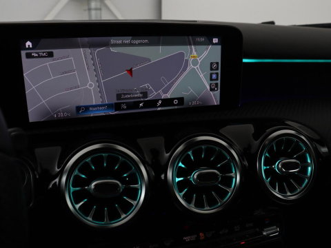 Mercedes-Benz A-Klasse 200 Business Solution AMG | Stoelverwarming | Carplay | Leder/Alcantara | Camera | Sfeerverlichting | Park Assist | Climate control | Full LED | Bluetooth | Cruise control