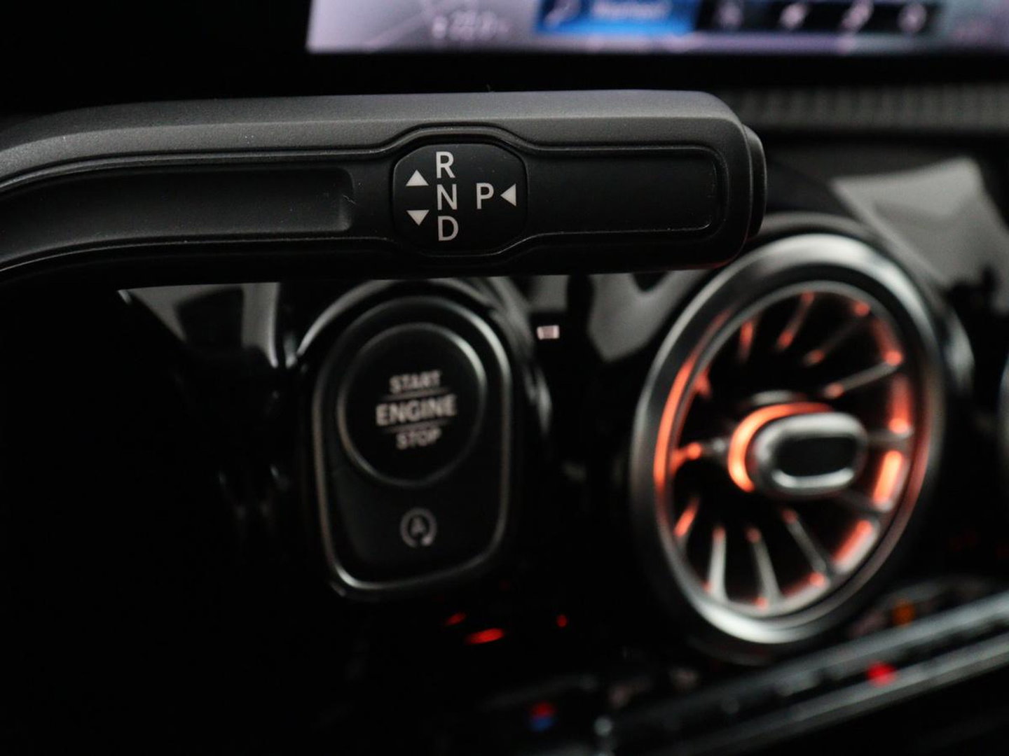 Mercedes-Benz A-Klasse 200 Business Solution AMG | Stoelverwarming | Carplay | Leder/Alcantara | Camera | Sfeerverlichting | Park Assist | Climate control | Full LED | Bluetooth | Cruise control
