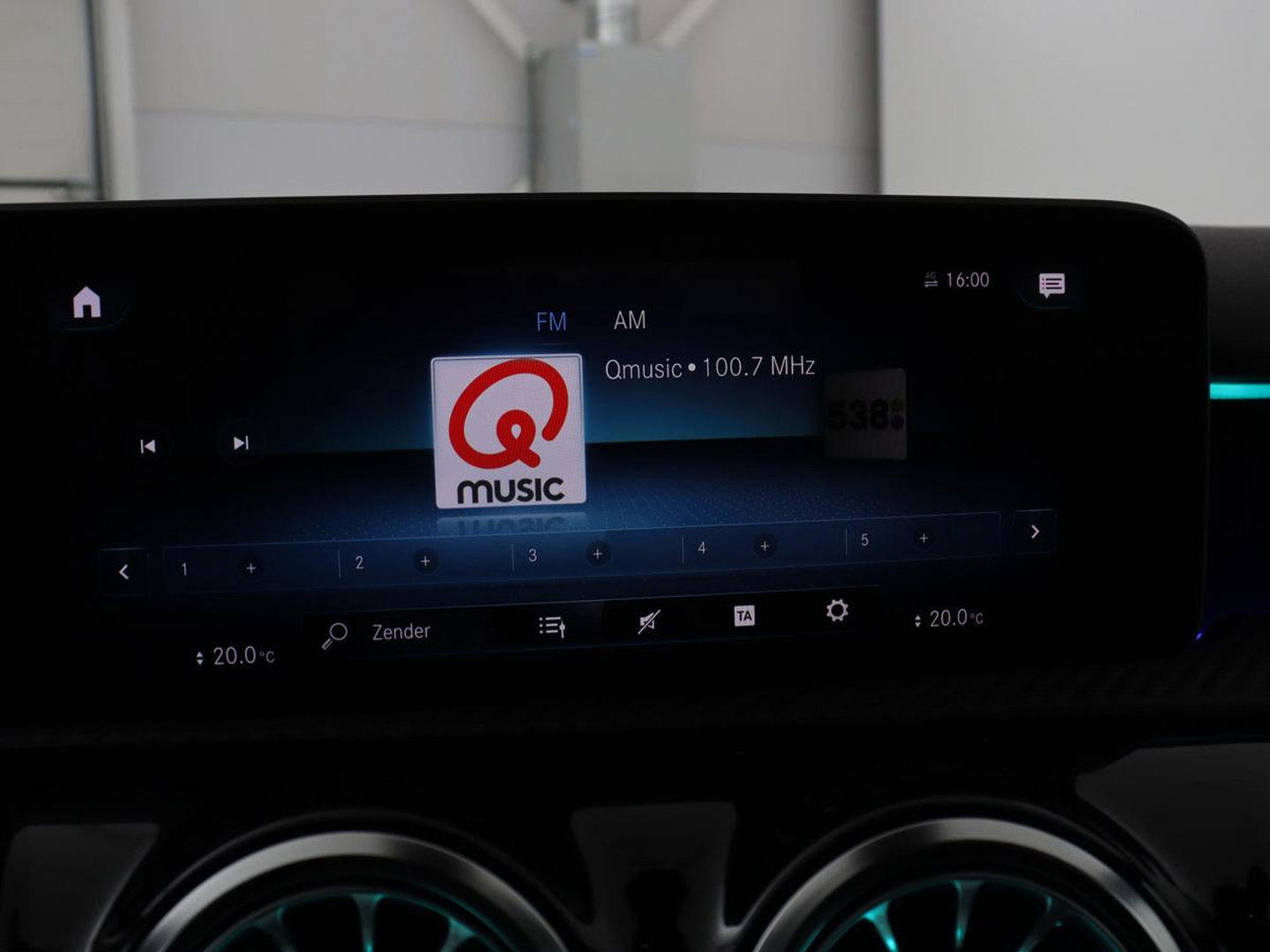 Mercedes-Benz A-Klasse 200 Business Solution AMG | Stoelverwarming | Carplay | Leder/Alcantara | Camera | Sfeerverlichting | Park Assist | Climate control | Full LED | Bluetooth | Cruise control