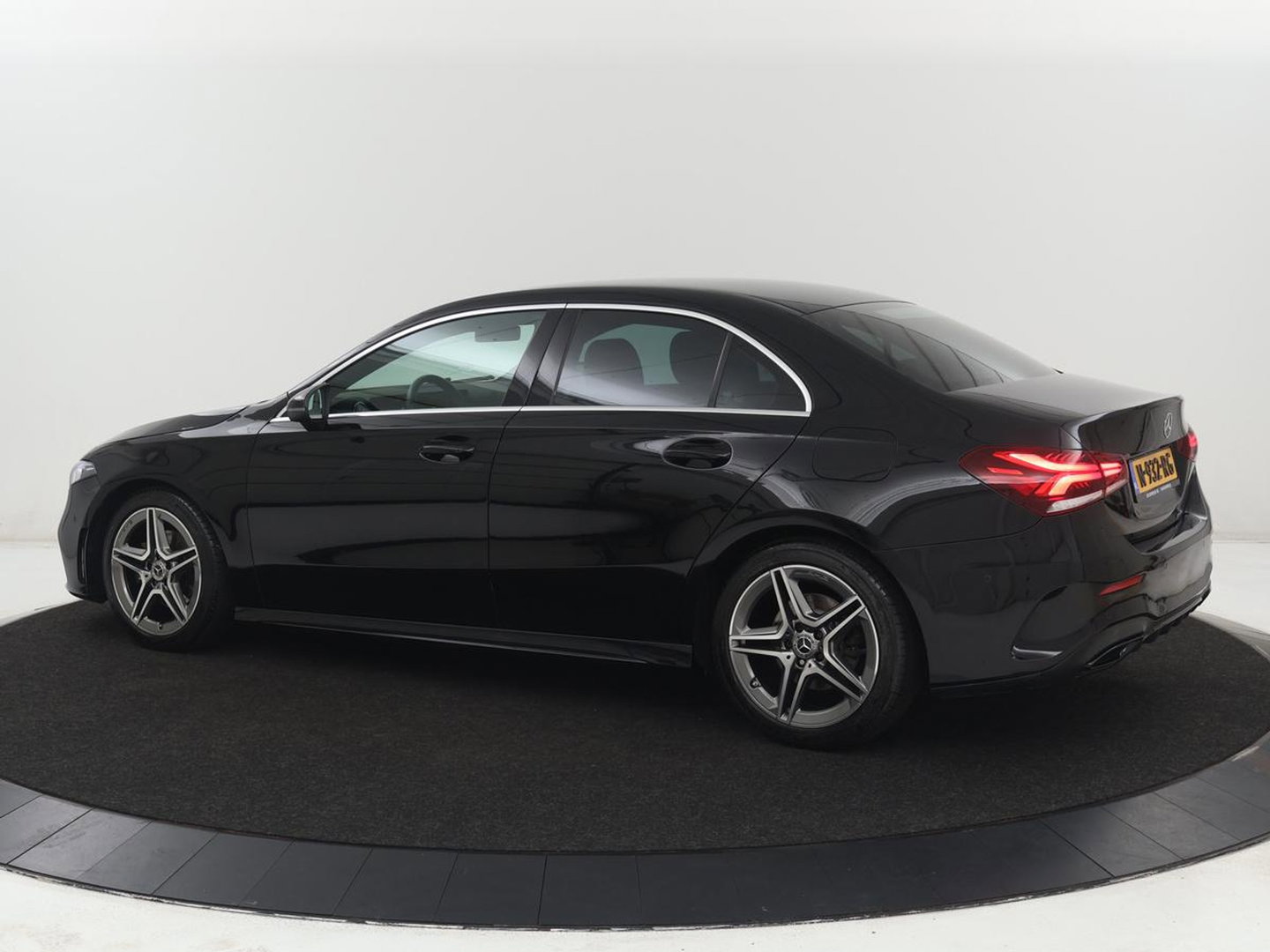 Mercedes-Benz A-Klasse 200 Business Solution AMG | Stoelverwarming | Carplay | Leder/Alcantara | Camera | Sfeerverlichting | Park Assist | Climate control | Full LED | Bluetooth | Cruise control