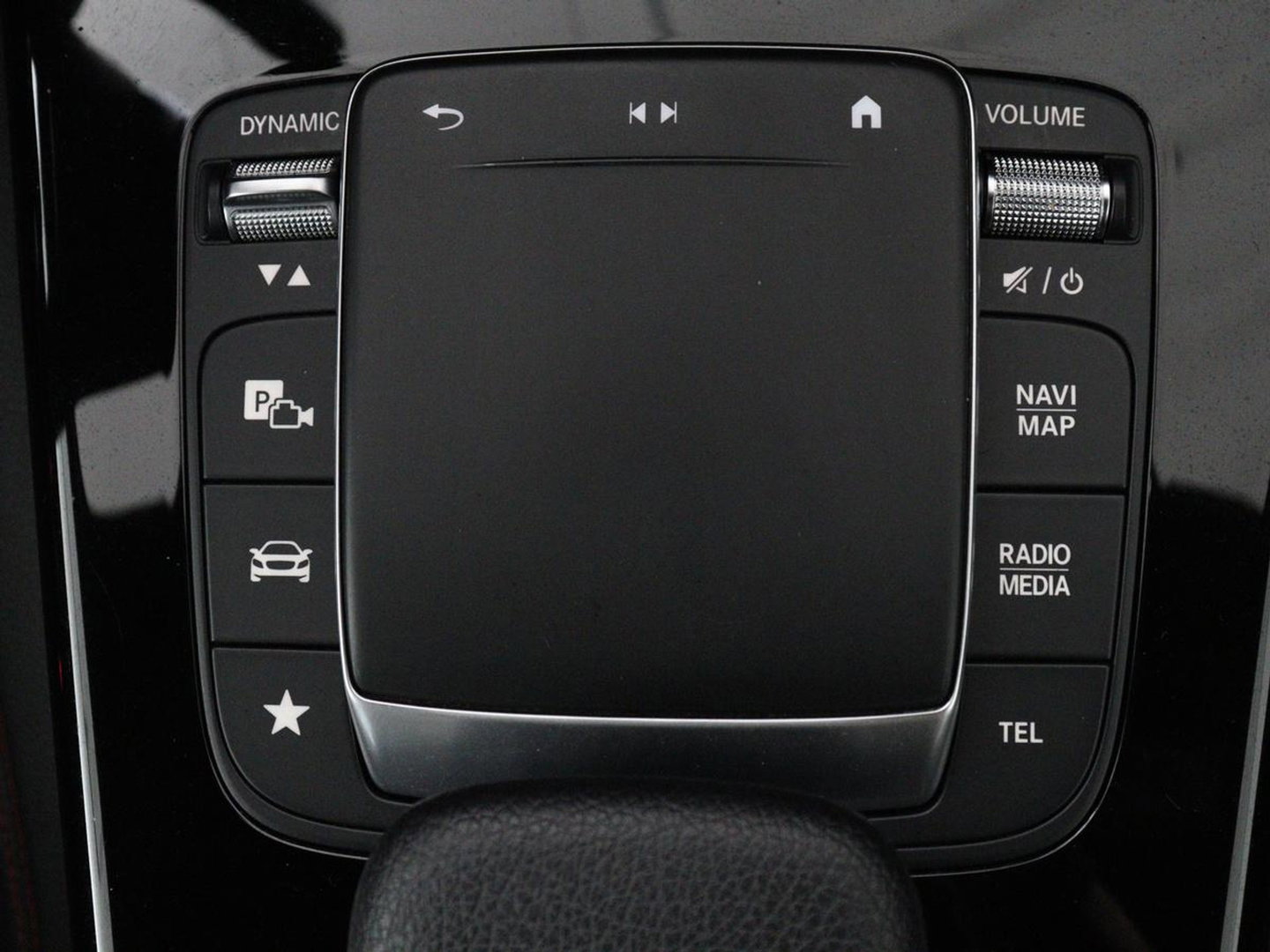 Mercedes-Benz A-Klasse 200 Business Solution AMG | Stoelverwarming | Carplay | Leder/Alcantara | Camera | Sfeerverlichting | Park Assist | Climate control | Full LED | Bluetooth | Cruise control
