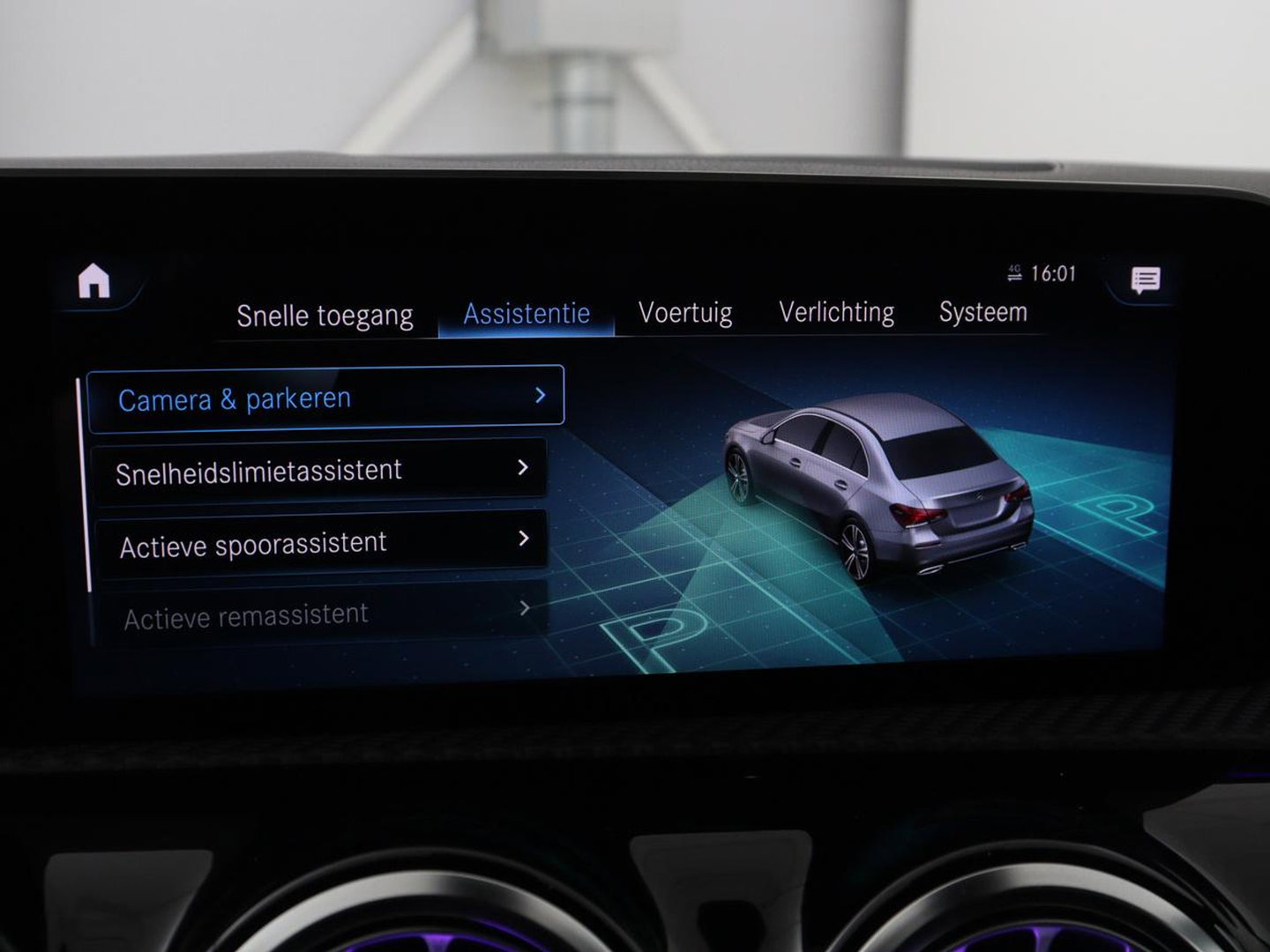 Mercedes-Benz A-Klasse 200 Business Solution AMG | Stoelverwarming | Carplay | Leder/Alcantara | Camera | Sfeerverlichting | Park Assist | Climate control | Full LED | Bluetooth | Cruise control