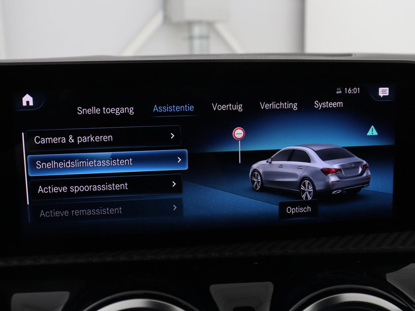 Mercedes-Benz A-Klasse 200 Business Solution AMG | Stoelverwarming | Carplay | Leder/Alcantara | Camera | Sfeerverlichting | Park Assist | Climate control | Full LED | Bluetooth | Cruise control
