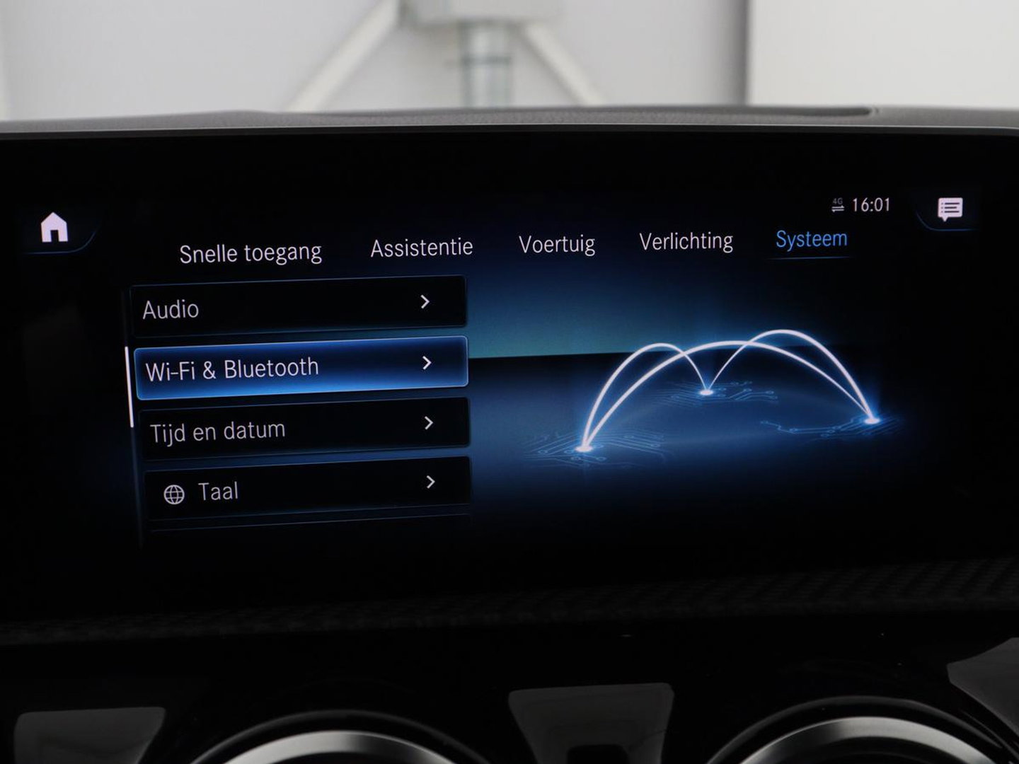 Mercedes-Benz A-Klasse 200 Business Solution AMG | Stoelverwarming | Carplay | Leder/Alcantara | Camera | Sfeerverlichting | Park Assist | Climate control | Full LED | Bluetooth | Cruise control