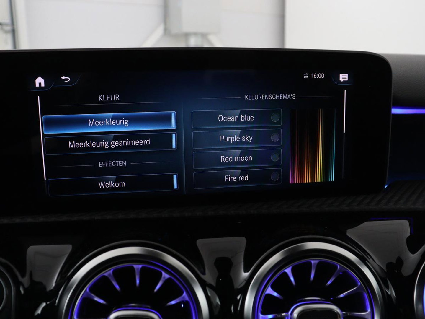 Mercedes-Benz A-Klasse 200 Business Solution AMG | Stoelverwarming | Carplay | Leder/Alcantara | Camera | Sfeerverlichting | Park Assist | Climate control | Full LED | Bluetooth | Cruise control