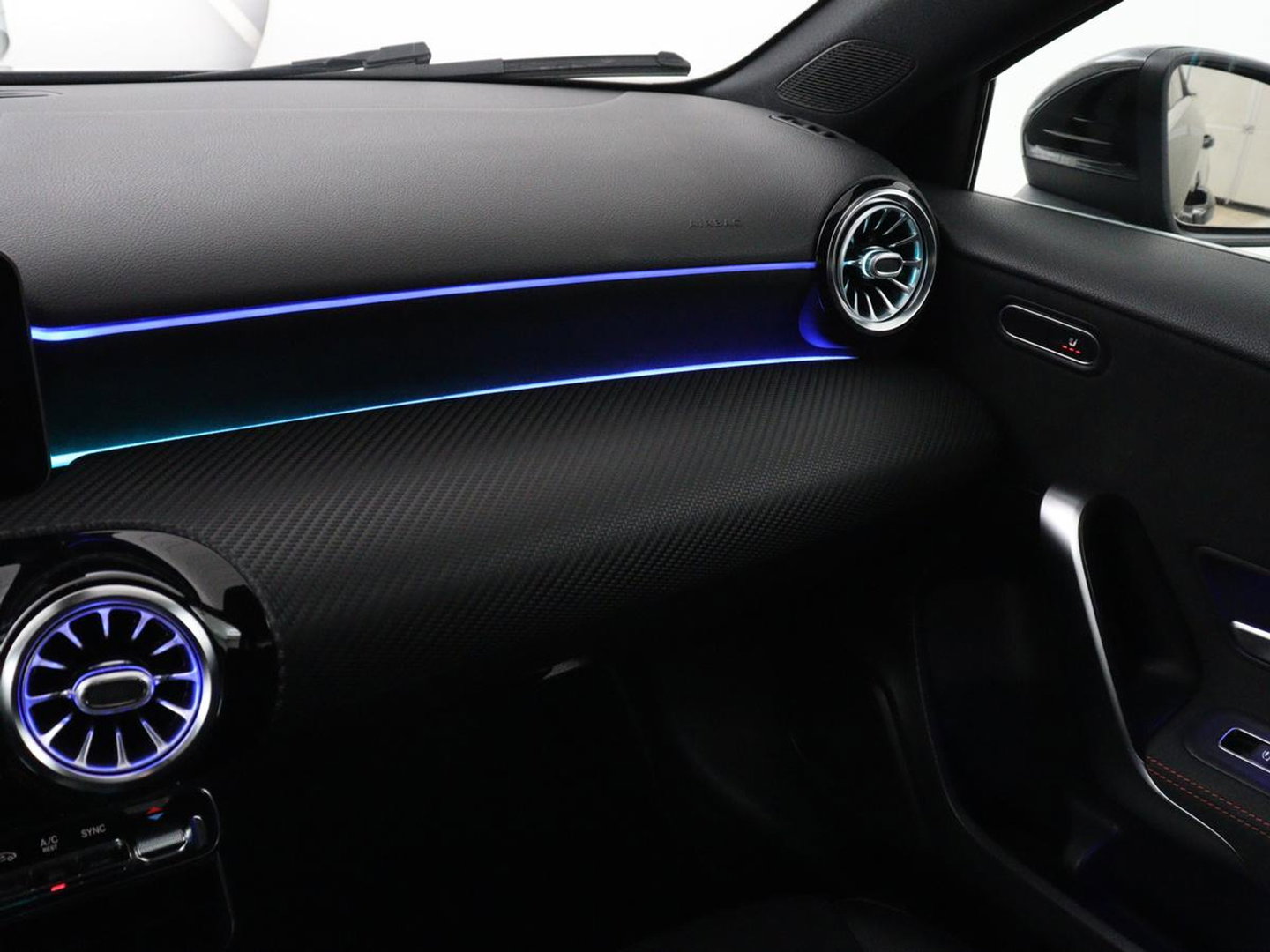 Mercedes-Benz A-Klasse 200 Business Solution AMG | Stoelverwarming | Carplay | Leder/Alcantara | Camera | Sfeerverlichting | Park Assist | Climate control | Full LED | Bluetooth | Cruise control