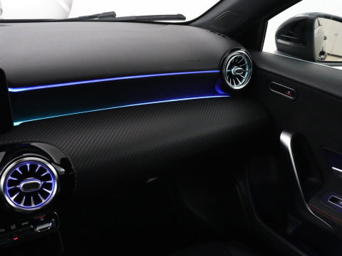 Mercedes-Benz A-Klasse 200 Business Solution AMG | Stoelverwarming | Carplay | Leder/Alcantara | Camera | Sfeerverlichting | Park Assist | Climate control | Full LED | Bluetooth | Cruise control
