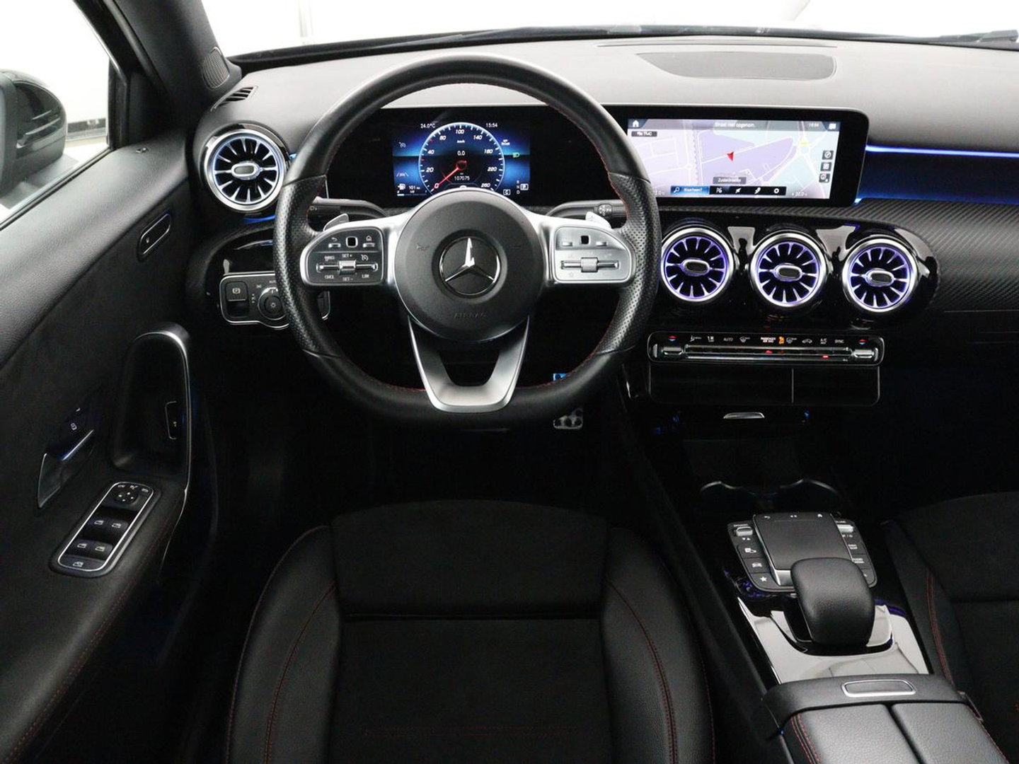Mercedes-Benz A-Klasse 200 Business Solution AMG | Stoelverwarming | Carplay | Leder/Alcantara | Camera | Sfeerverlichting | Park Assist | Climate control | Full LED | Bluetooth | Cruise control