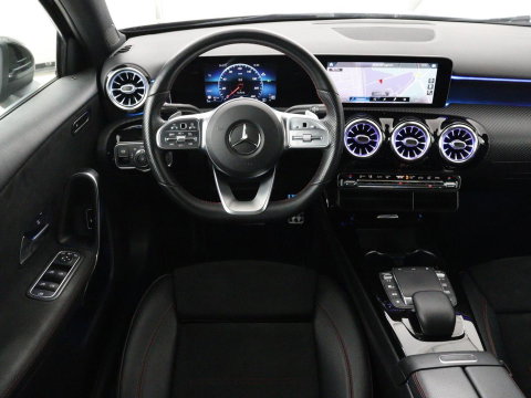 Mercedes-Benz A-Klasse 200 Business Solution AMG | Stoelverwarming | Carplay | Leder/Alcantara | Camera | Sfeerverlichting | Park Assist | Climate control | Full LED | Bluetooth | Cruise control