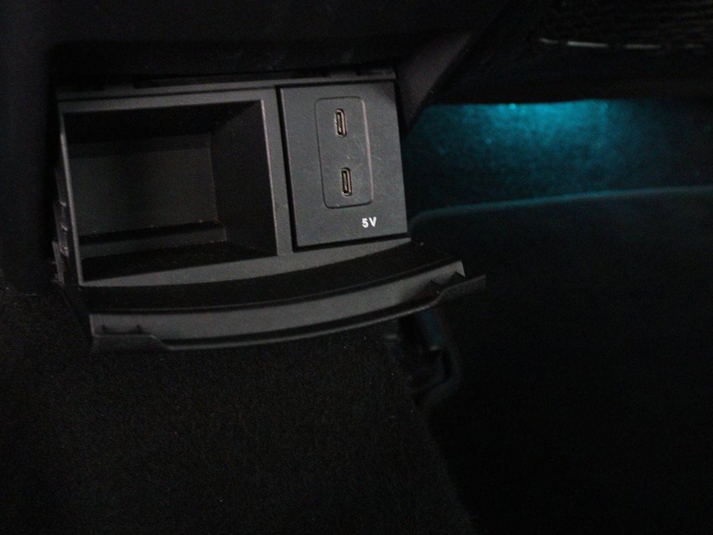 Mercedes-Benz A-Klasse 200 Business Solution AMG | Stoelverwarming | Carplay | Leder/Alcantara | Camera | Sfeerverlichting | Park Assist | Climate control | Full LED | Bluetooth | Cruise control