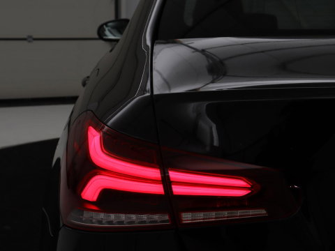 Mercedes-Benz A-Klasse 200 Business Solution AMG | Stoelverwarming | Carplay | Leder/Alcantara | Camera | Sfeerverlichting | Park Assist | Climate control | Full LED | Bluetooth | Cruise control