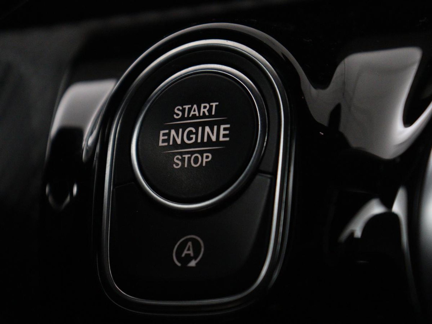 Mercedes-Benz A-Klasse 200 Business Solution AMG | Stoelverwarming | Carplay | Leder/Alcantara | Camera | Sfeerverlichting | Park Assist | Climate control | Full LED | Bluetooth | Cruise control