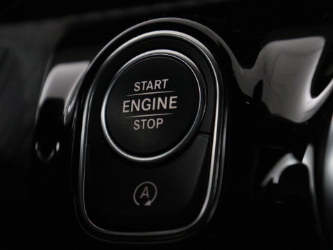 Mercedes-Benz A-Klasse 200 Business Solution AMG | Stoelverwarming | Carplay | Leder/Alcantara | Camera | Sfeerverlichting | Park Assist | Climate control | Full LED | Bluetooth | Cruise control