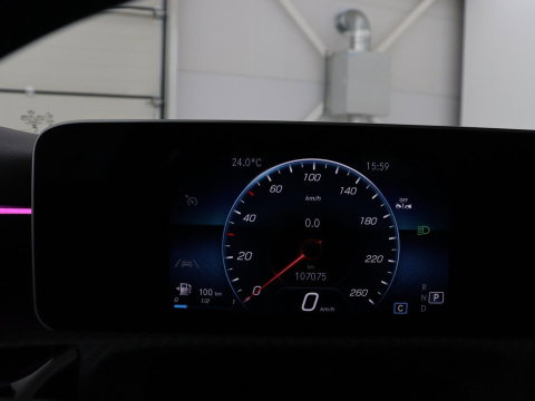 Mercedes-Benz A-Klasse 200 Business Solution AMG | Stoelverwarming | Carplay | Leder/Alcantara | Camera | Sfeerverlichting | Park Assist | Climate control | Full LED | Bluetooth | Cruise control