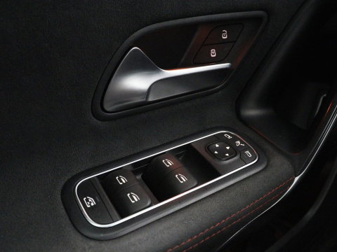 Mercedes-Benz A-Klasse 200 Business Solution AMG | Stoelverwarming | Carplay | Leder/Alcantara | Camera | Sfeerverlichting | Park Assist | Climate control | Full LED | Bluetooth | Cruise control