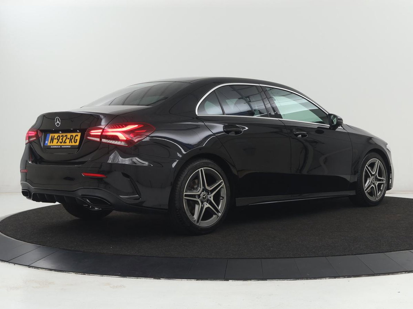 Mercedes-Benz A-Klasse 200 Business Solution AMG | Stoelverwarming | Carplay | Leder/Alcantara | Camera | Sfeerverlichting | Park Assist | Climate control | Full LED | Bluetooth | Cruise control
