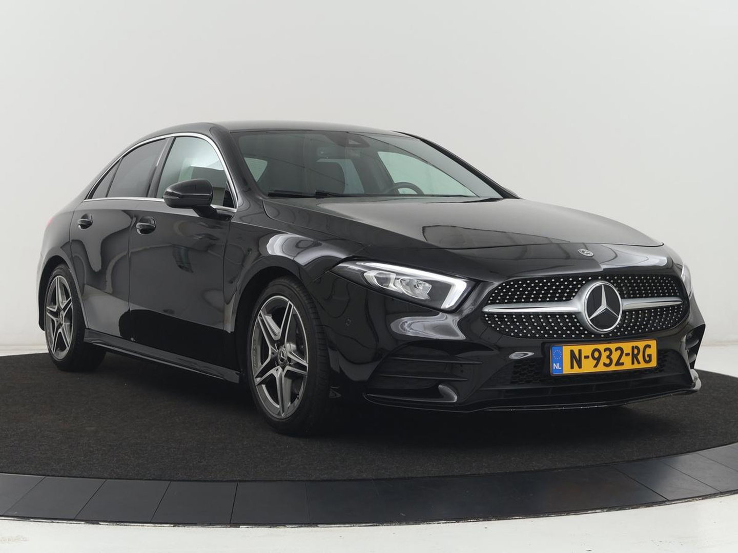 Mercedes-Benz A-Klasse 200 Business Solution AMG | Stoelverwarming | Carplay | Leder/Alcantara | Camera | Sfeerverlichting | Park Assist | Climate control | Full LED | Bluetooth | Cruise control
