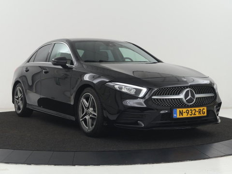Mercedes-Benz A-Klasse 200 Business Solution AMG | Stoelverwarming | Carplay | Leder/Alcantara | Camera | Sfeerverlichting | Park Assist | Climate control | Full LED | Bluetooth | Cruise control