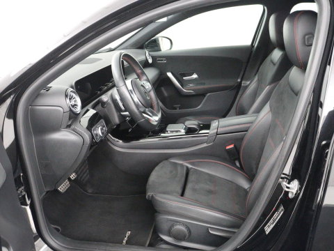 Mercedes-Benz A-Klasse 200 Business Solution AMG | Stoelverwarming | Carplay | Leder/Alcantara | Camera | Sfeerverlichting | Park Assist | Climate control | Full LED | Bluetooth | Cruise control