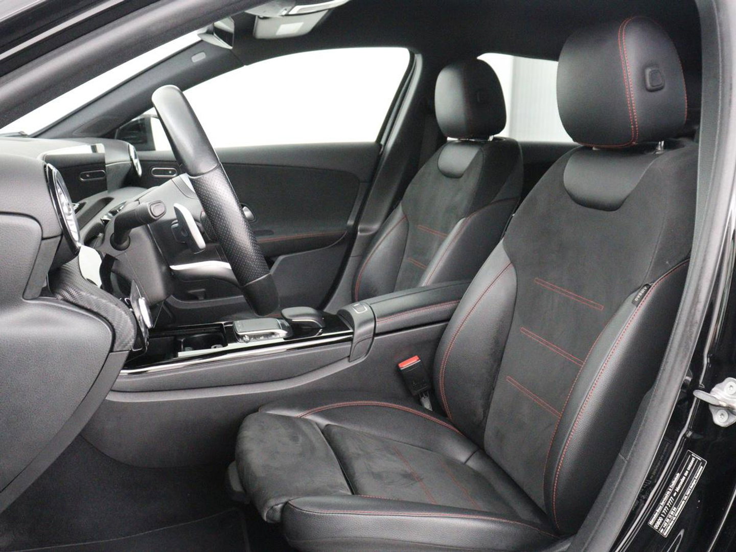 Mercedes-Benz A-Klasse 200 Business Solution AMG | Stoelverwarming | Carplay | Leder/Alcantara | Camera | Sfeerverlichting | Park Assist | Climate control | Full LED | Bluetooth | Cruise control